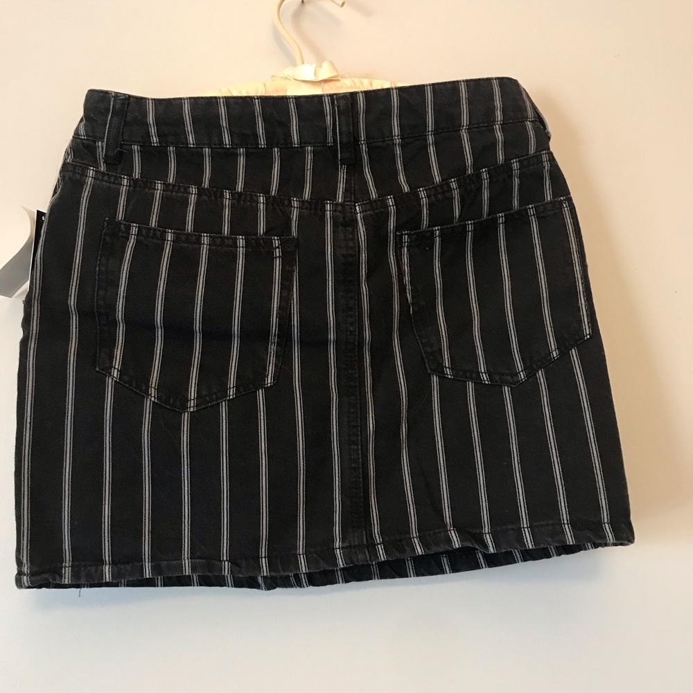 Black/ white pinned stripped skirt size 7 14” in length